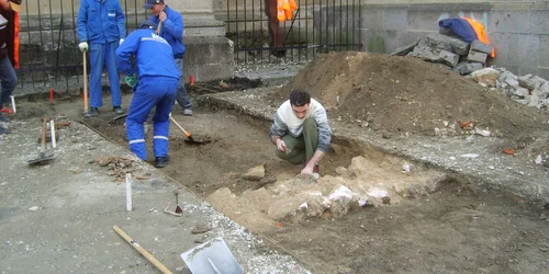 Lucrările sunt supravegheate de arheologi Foto. Flavia Cistian
