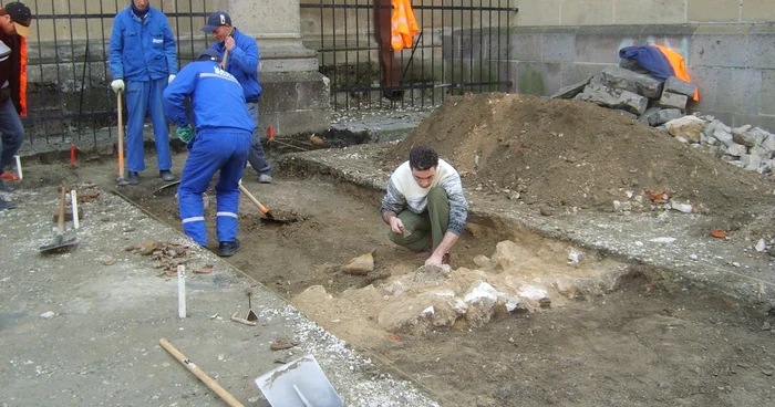 Lucrările sunt supravegheate de arheologi Foto. Flavia Cistian