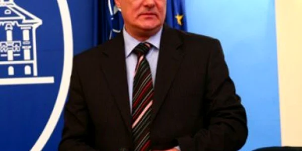 Prefectul Eugen Georgescu susţine că viscolul poate bloca unele porţiuni de drum