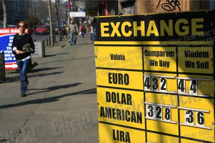 
    Cotaţia Euro faţă de leu a depăşit cursul de vineri. (Foto: Lucian Muntean)  