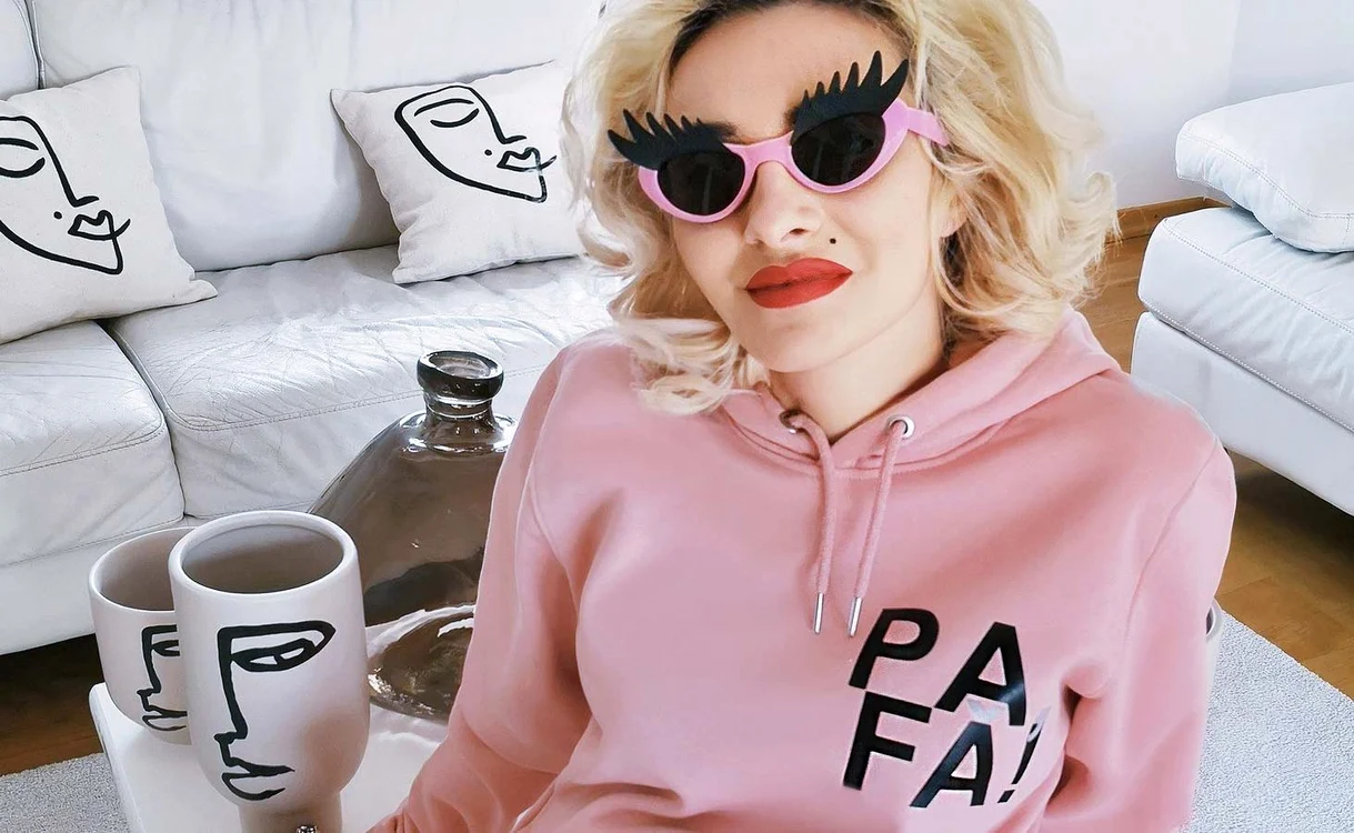 
    Bluza cu mesaj amuzant  se comercializează la  preţul de 249 de lei  