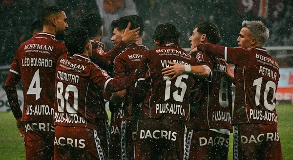 Giuleștenii au trecut de un hop în lupta pentru titlu. Foto Facebook FC Rapid