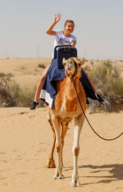 
    La Dubai, Simona a călărit pentru prima dată o cămilă  