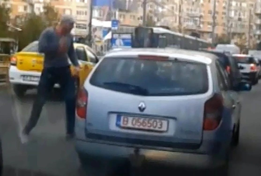 Luptătorul și-a etalat talentele fizice în mijlocul străzii, blocând circulația autoFoto: Captură video