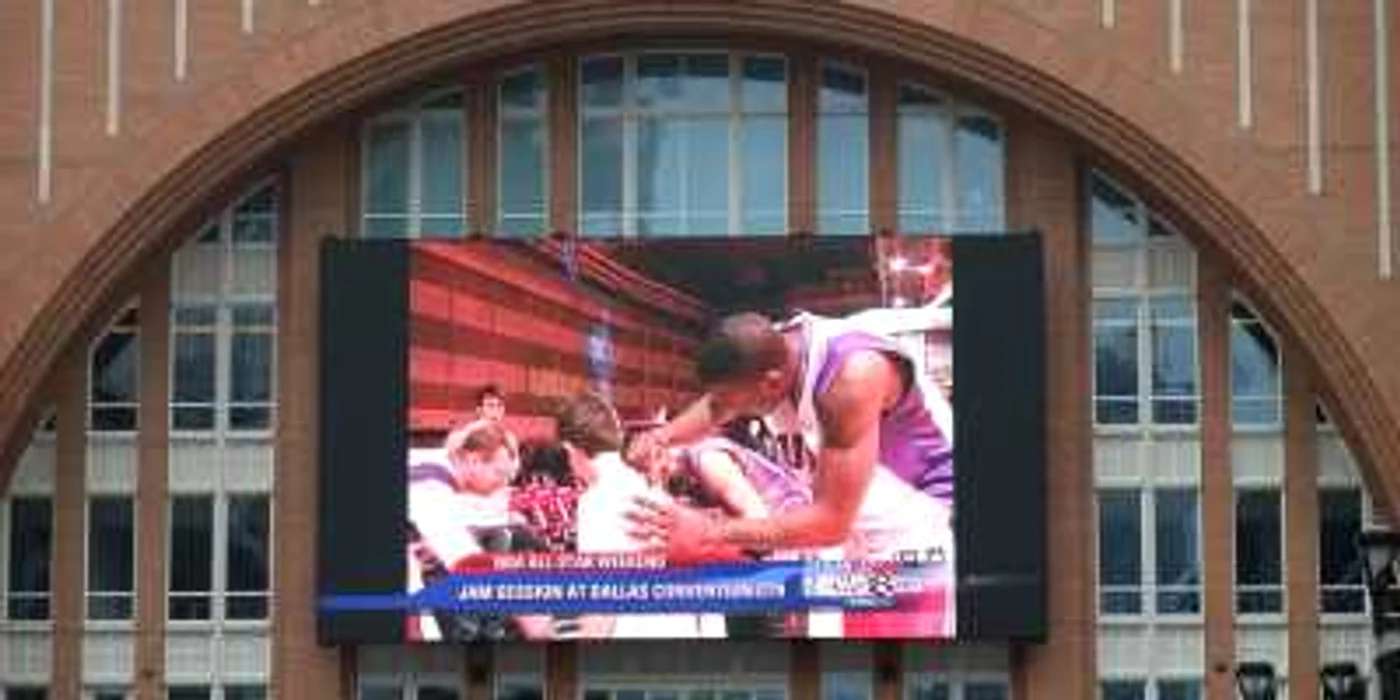 Un ecran uriaş montat pe American Airlines Center îndeamnă fanii către Jam Session, unde îşi pot întâlni favoriţii