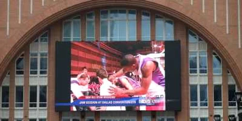 Un ecran uriaş montat pe American Airlines Center îndeamnă fanii către Jam Session, unde îşi pot întâlni favoriţii