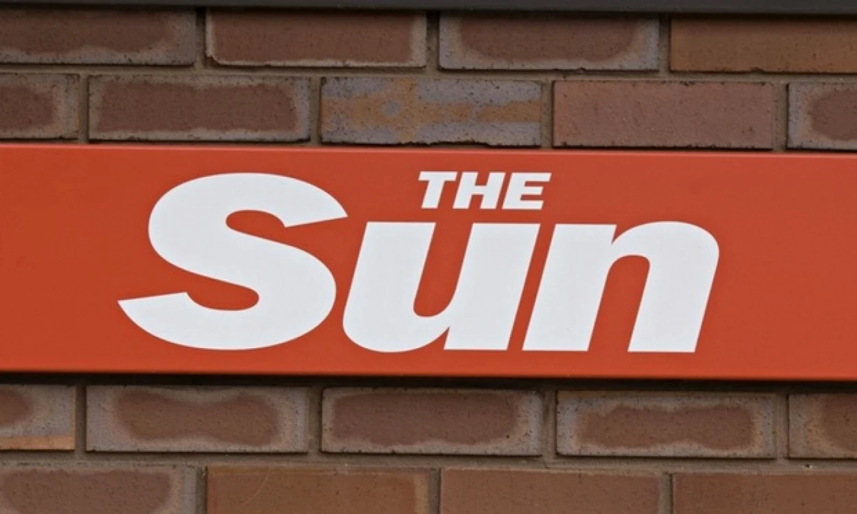 Tradiţia „Paginii 3“, veche de peste patru decenii, a fost
mult timp catalogată drept sexistă de criticii tabloidului „The
Sun“