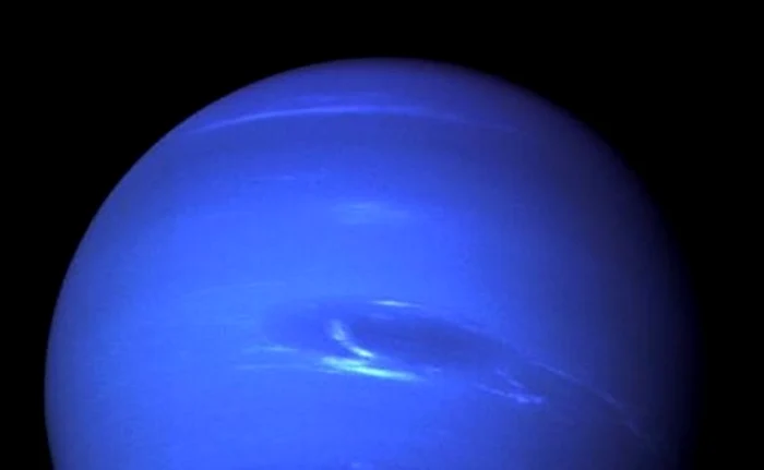 
    Culoarea ciudată a planetei Neptun ar putea fi dată de întinderea de diamant lichid. (Foto: popsci.com)  