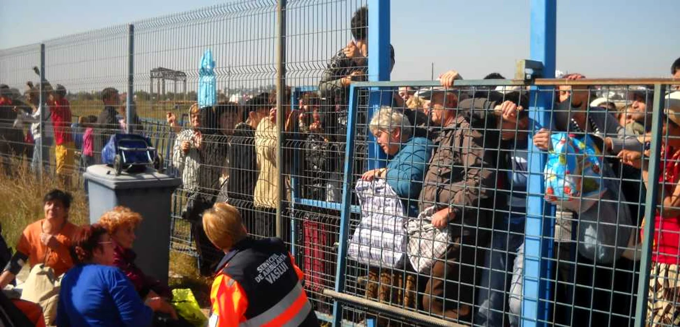 Unora dintre cei care stăteau la rând li s-a făcut rău FOTO:adevarul