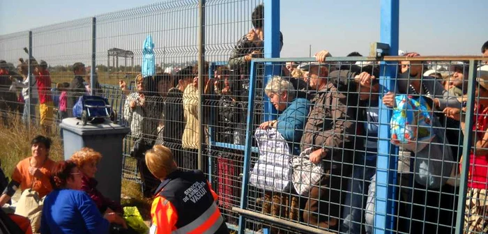 Unora dintre cei care stăteau la rând li s-a făcut rău FOTO:adevarul