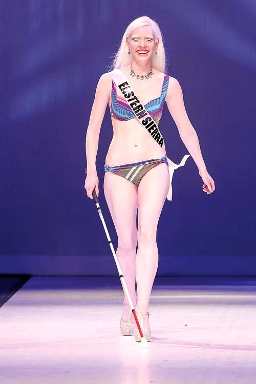 
    Kristina Blum a  avut nevoie  de bastonul  antemergător  pentru a defila  pe scenă  