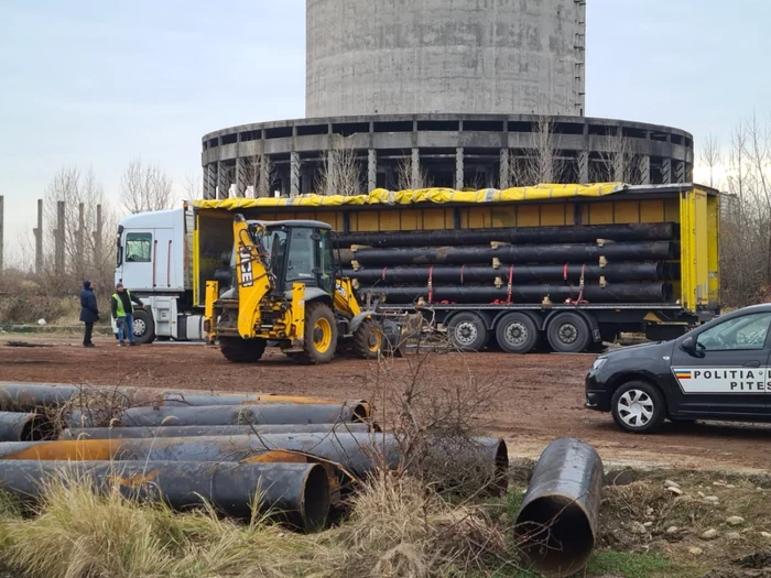 Activitate ilegală pe domeniul public al Piteştiului, în zona CET SUD: conducte decapate cu flacără deschisă pentru vânzare în Austria