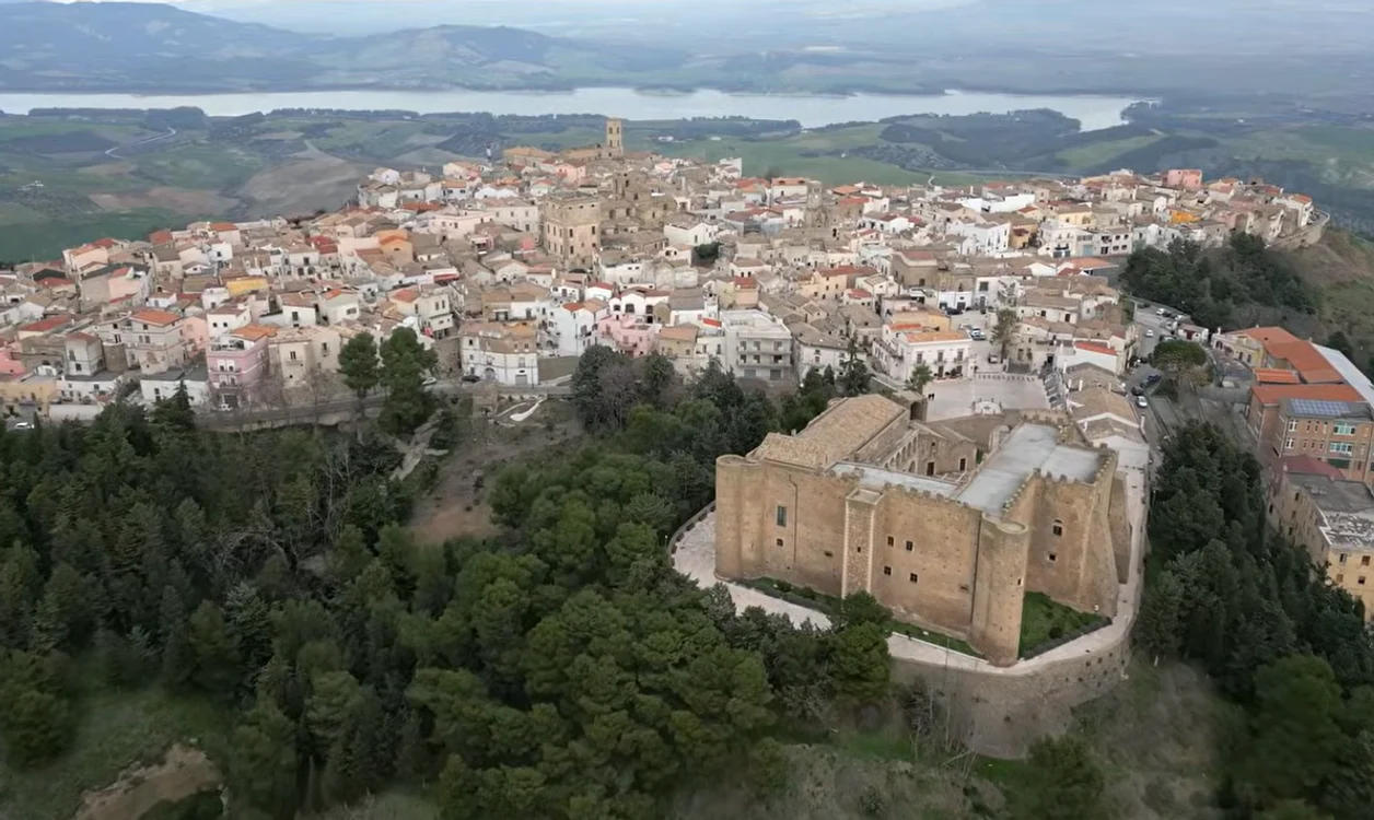 Castello del Malconsiglio a fost construit pe un deal 