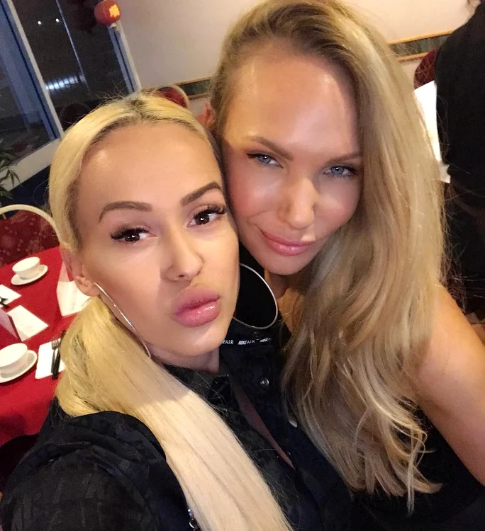 Anda Adam şi Melanie, proaspăta soţie a fratelui ei Vlad