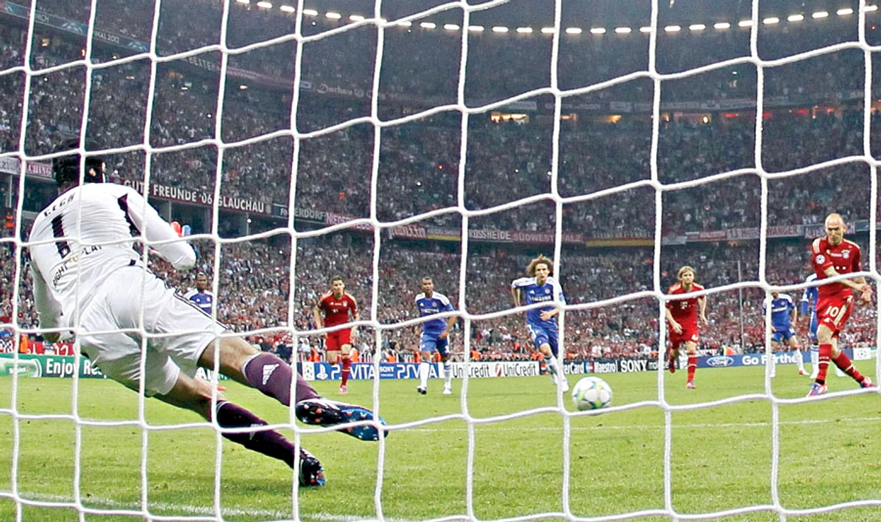 Robben a tras  “telefonat” şi portarul  Cech a prins balonul  la penalty-ul din  prelungiri