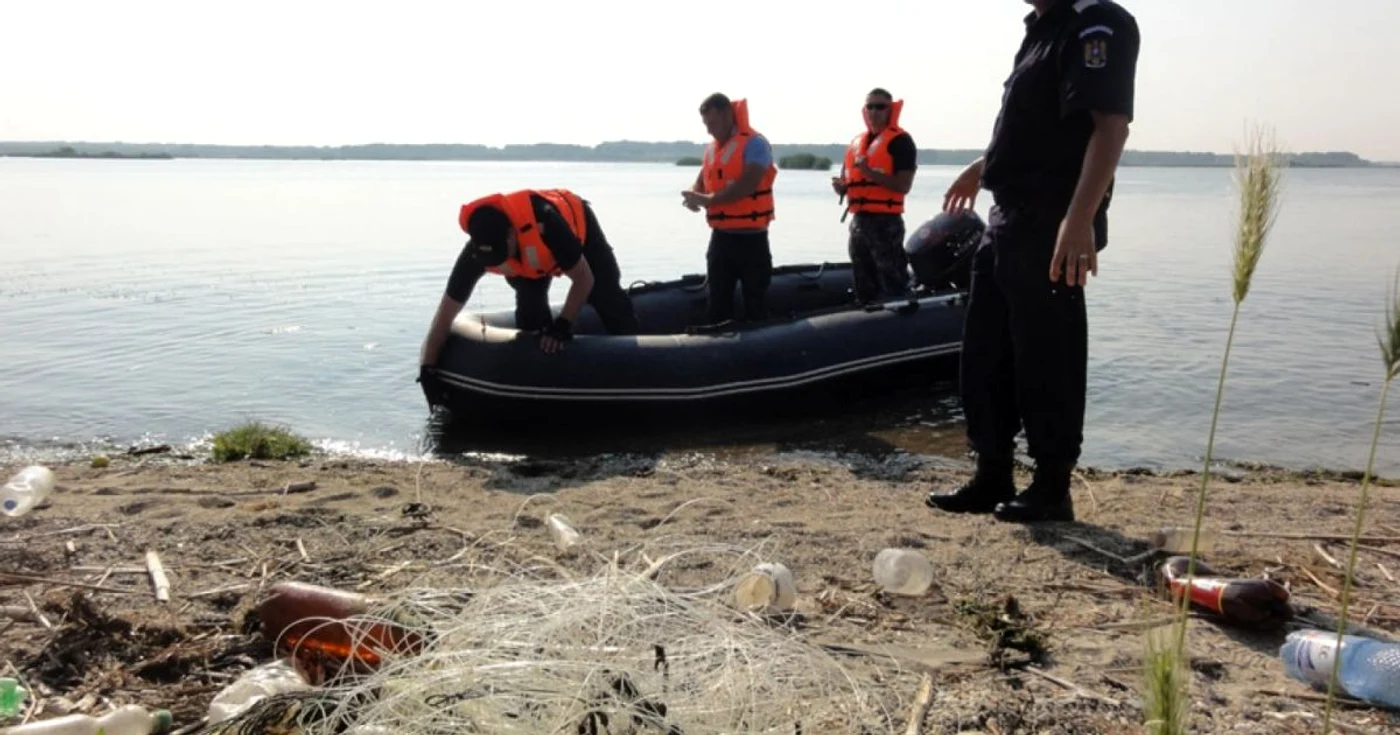 Imagine cu jandarmi în timpul raziei pe râul Olt, la barajul de la Drăgăneşti-Olt (FOTO: Mugurel Manea)