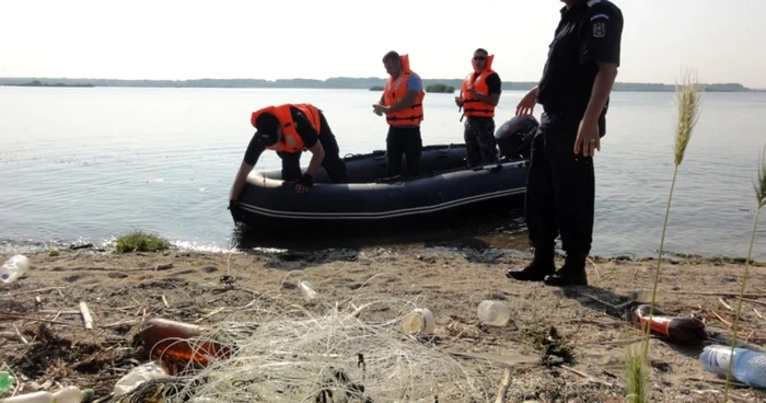 Imagine cu jandarmi în timpul raziei pe râul Olt, la barajul de la Drăgăneşti-Olt  (FOTO: Mugurel Manea)