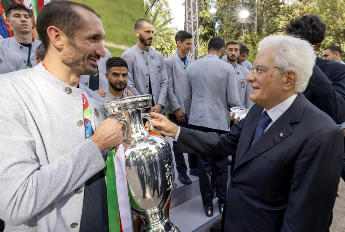 Preşedintele italian Sergio Mattarella si Giorgio Chiellini cu cupa EURO 2020  Foto AFP