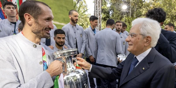 presedintele italian Sergio Mattarella si Giorgio Chiellini cu cupa UEFA EURO 2020 foto afp