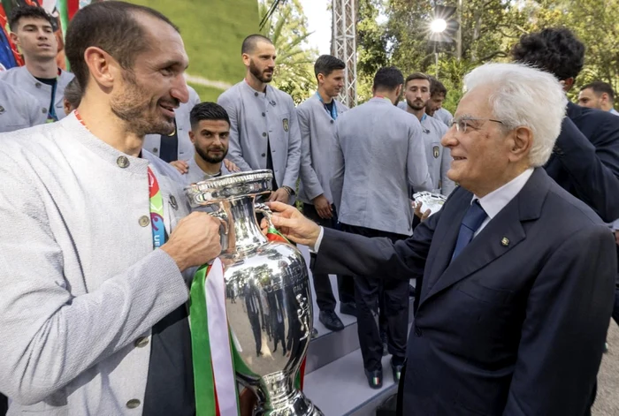Preşedintele italian Sergio Mattarella si Giorgio Chiellini cu cupa EURO 2020  Foto AFP