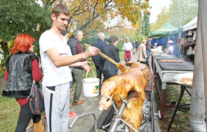Berbecuțul e uns cu un baiț special