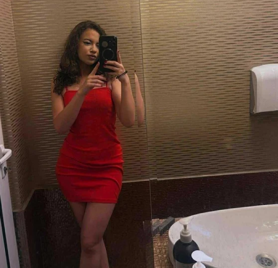 Profesoară de biologie din Iași, surprinsă de elevi pe site-urile de videochat. Imaginile scandaloase au făcut vâlvă: „Cum să-mi mai trimit eu copiii la școală?”