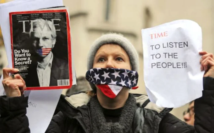 Mulţi americani au susţinut cauza lui Julian Assange, căruia SUA i-au pus „căluş“, aşa cum îl ilustrează, pe copertă, revista „Time“ 