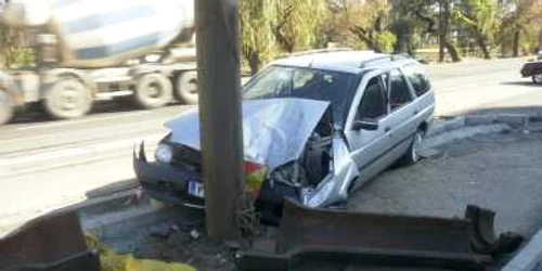 Cele trei persoane care se aflau în Ford au ajuns la spital cu grave traumatisme