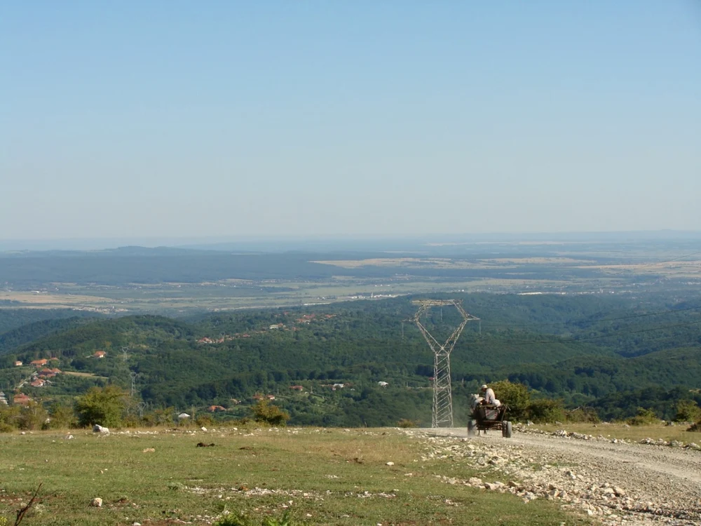 Drumul face legătura dintre localităţile Schela, din Gorj, şi Vulcan, din Hunedoara