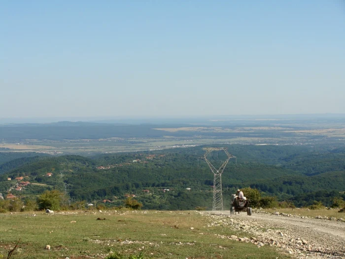 Drumul face legătura dintre localităţile Schela, din Gorj, şi Vulcan, din Hunedoara