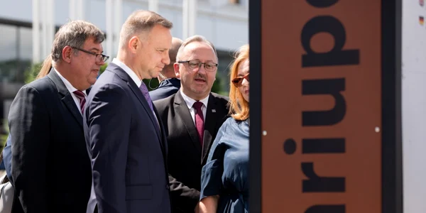 preşedintele polonez Andrzej Duda la vernisajul expoziţiei Varşovia Mariupol orase ale ruinelor foto twitter