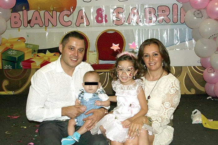 Răzvan, cu soţia şi cei  doi copii, când necazurile  nu-i atinseseră