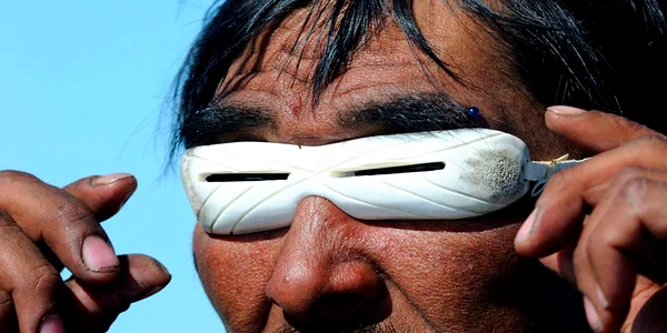 Ochelari de soare  inuiți. FOTO polarjournal.ch