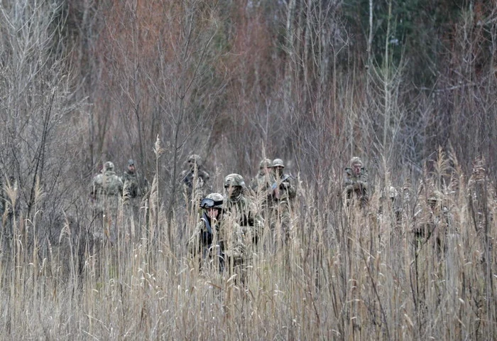 Rezervişti ucraineni antrenându-se într-o pădure din apropiere de Kiev FOTO EPA-EFE