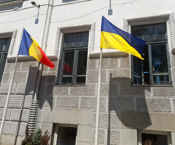 Steagul Ucrainei din fața Primăriei Timișoara FOTO PLT