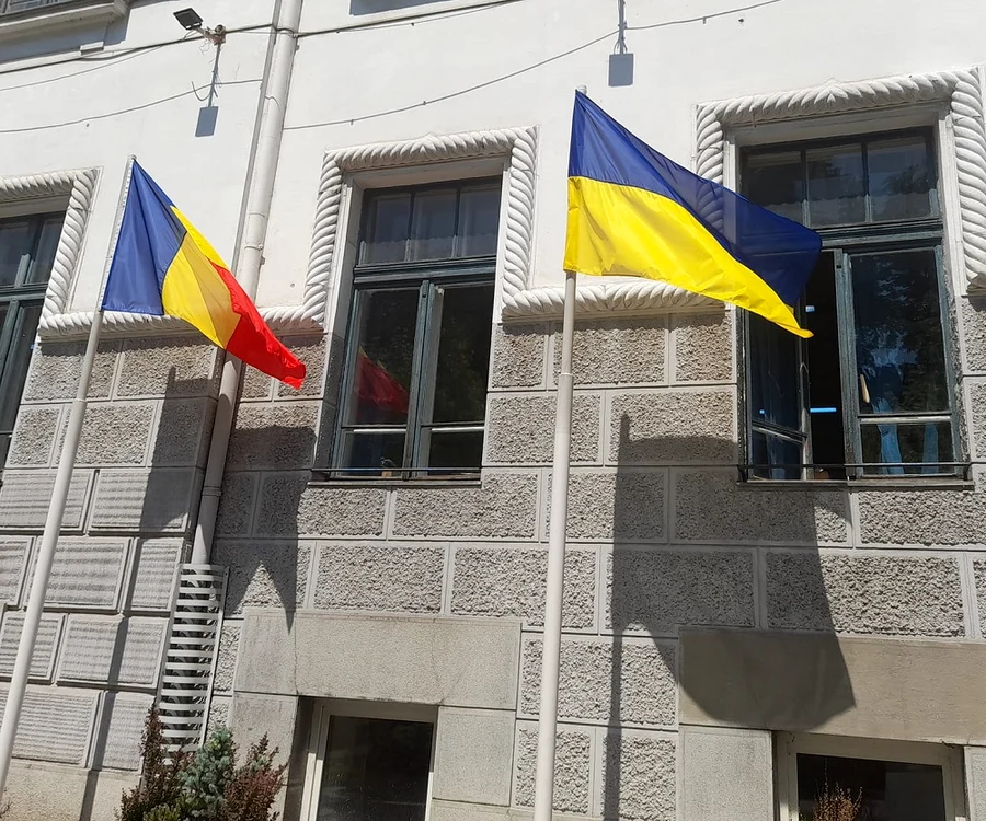 Steagul Ucrainei din fața Primăriei Timișoara FOTO PLT