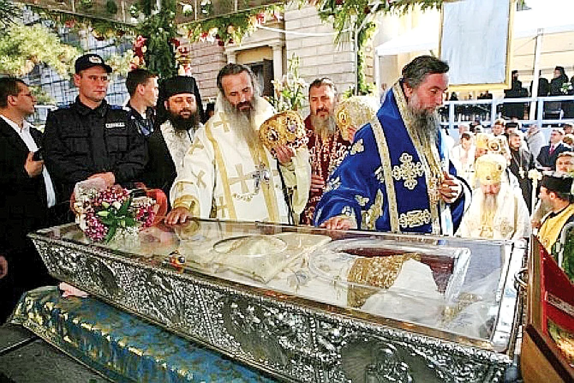 
    Credincioșii au așteptat  la coadă până la epuizare   
