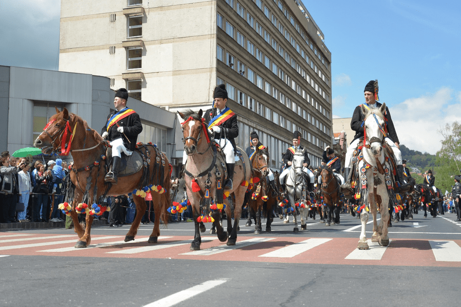 Parada Junilor Brașovului aduce târguri tradiționale în Piața Sfatului. Ce putem cumpăra