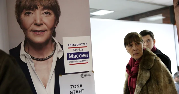 Elena Amza, sosia Monicăi Macovei, la sediul de campanie al acesteia.  FOTOGRAFII: Florin Ghioca