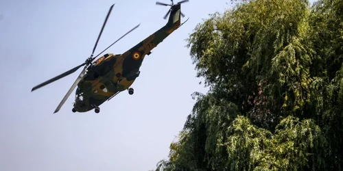 Persoane asista la spectacolul aviatic prilejuit de Ziua Portilor deschise la Baza 90 Transport Aerian Gheorghe Banciulescu cu ocazia Zilei Aviatiei Române si a Fortelor Aeriene in Bucuresti FOTO MediafaxDragos Savu