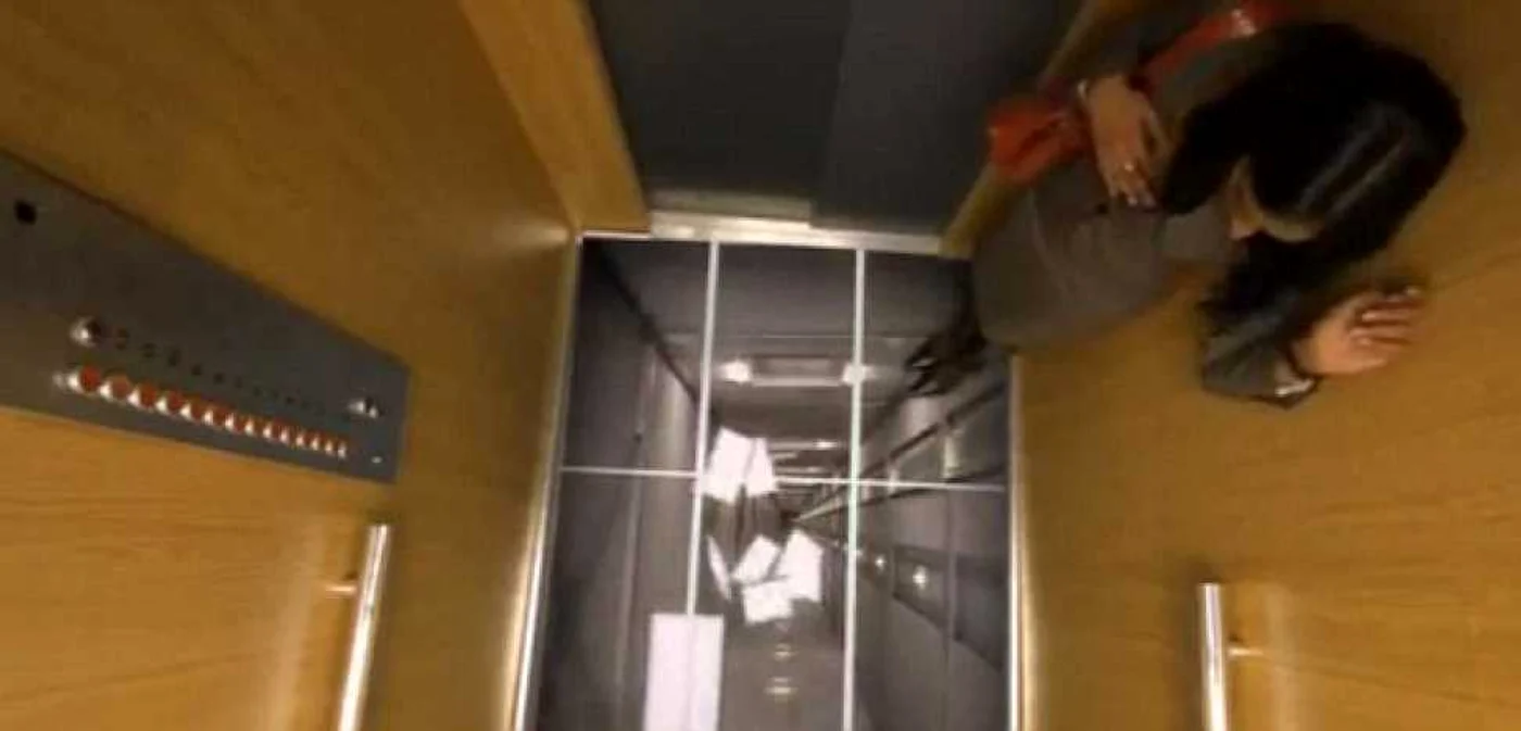 Podeaua care se dezintegrează a fost exterm de credibilă pentru cei aflaţi în lift (foto: dailymail.co.uk)