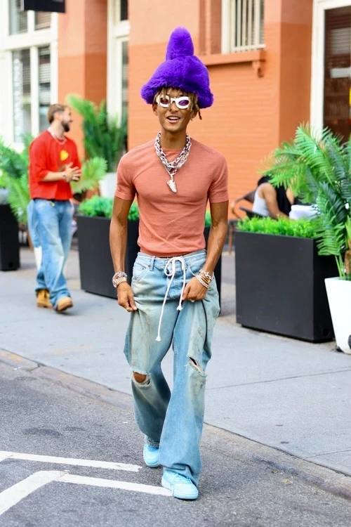 Jaden Smith, cu o căciulă de blană mov prin New York