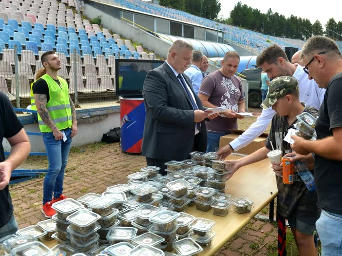 
    Cei prezenti au putut lua cutii cu buăți din gazonul stadionului SteauaFOTO: Sportpictures.eu  