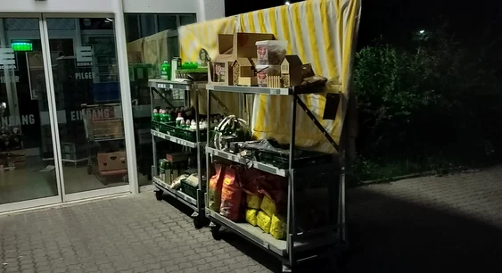 Produse lăsate noaptea în afara supermarketului, în Grafrath. Foto Adevărul