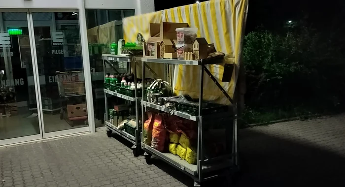 Produse lăsate noaptea în afara supermarketului, în Grafrath. Foto Adevărul