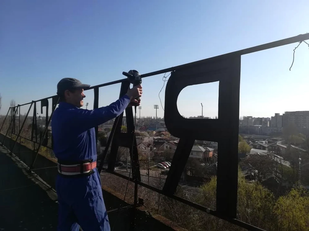 Trăiască PCR a fost dat jos după 30 de ani la Galaţi FOTO Marian Dumitru