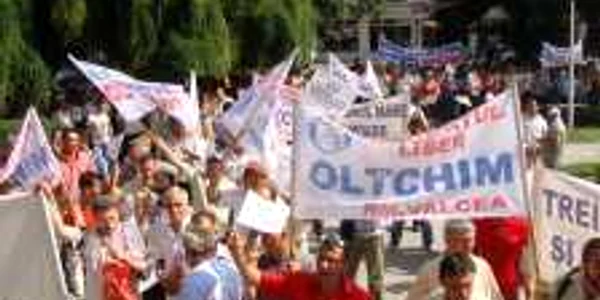 Angajaţii Oltchimului au protestat în această după amiază în faţa Prefecturii Vâlcea