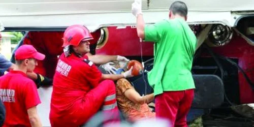 Iaşi: Doi dintre cei trei oameni salvaţi dupa catastrofa feroviară sunt în stare extrem de gravă