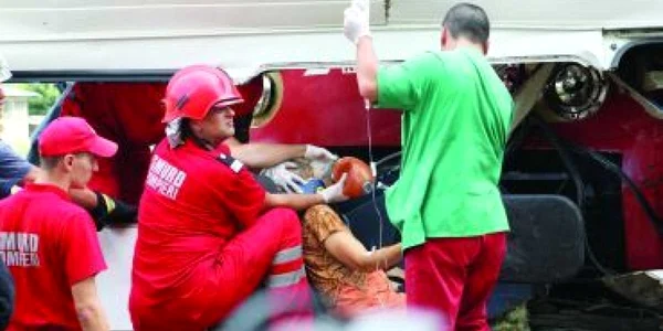 Iaşi: Doi dintre cei trei oameni salvaţi dupa catastrofa feroviară sunt în stare extrem de gravă