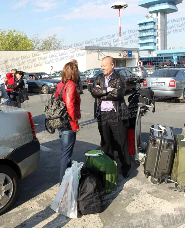Marina Almăşan şi milionarul Georgică Cornu, însoţiţi de copii, au fost asaltaţi de reporteri la aeroport.